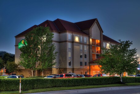 La Quinta Inn Suites by Wyndham Pigeon Forge - Image 2