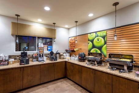 La Quinta Inn Suites by Wyndham Pigeon Forge - Image 44