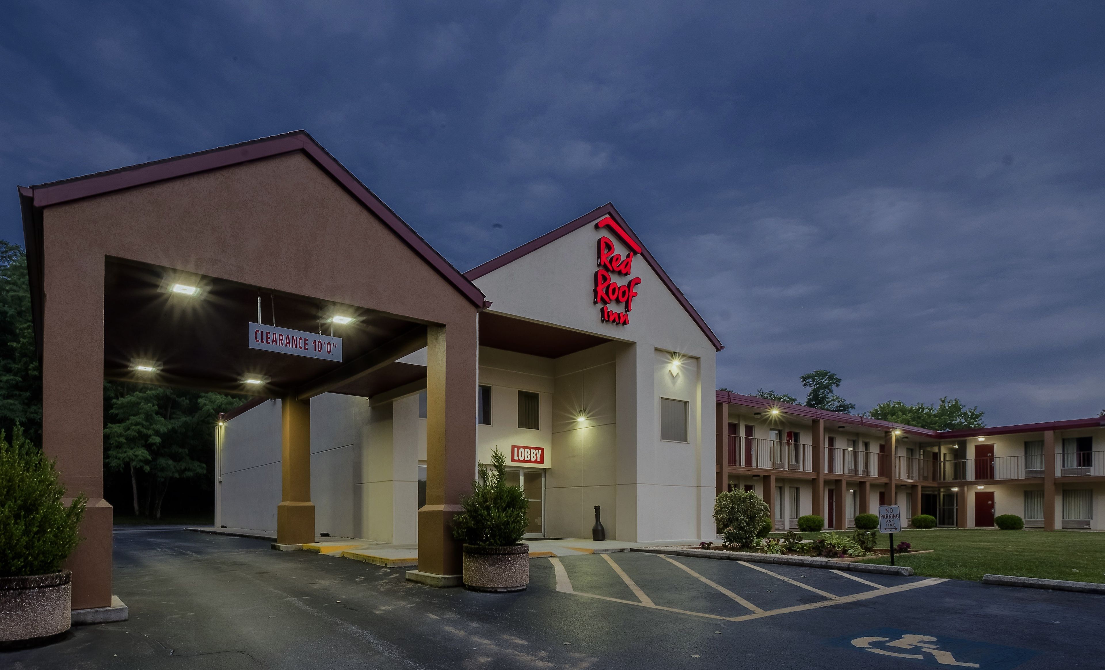 Un Red Roof Inn con un letrero claro que indica una altura libre de 3 metros.