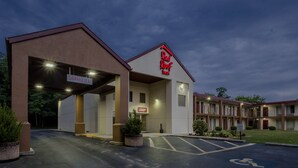 Un Red Roof Inn con un letrero claro que indica una altura libre de 3 metros.