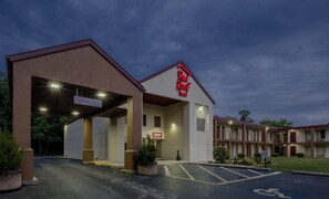 Un hôtel Red Roof Inn avec un panneau bien visible indiquant une hauteur libre de 10 pieds.