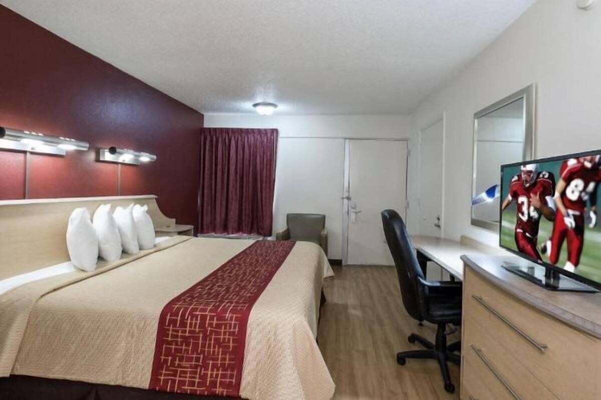 Desk, laptop workspace, blackout drapes, free cribs/infant beds