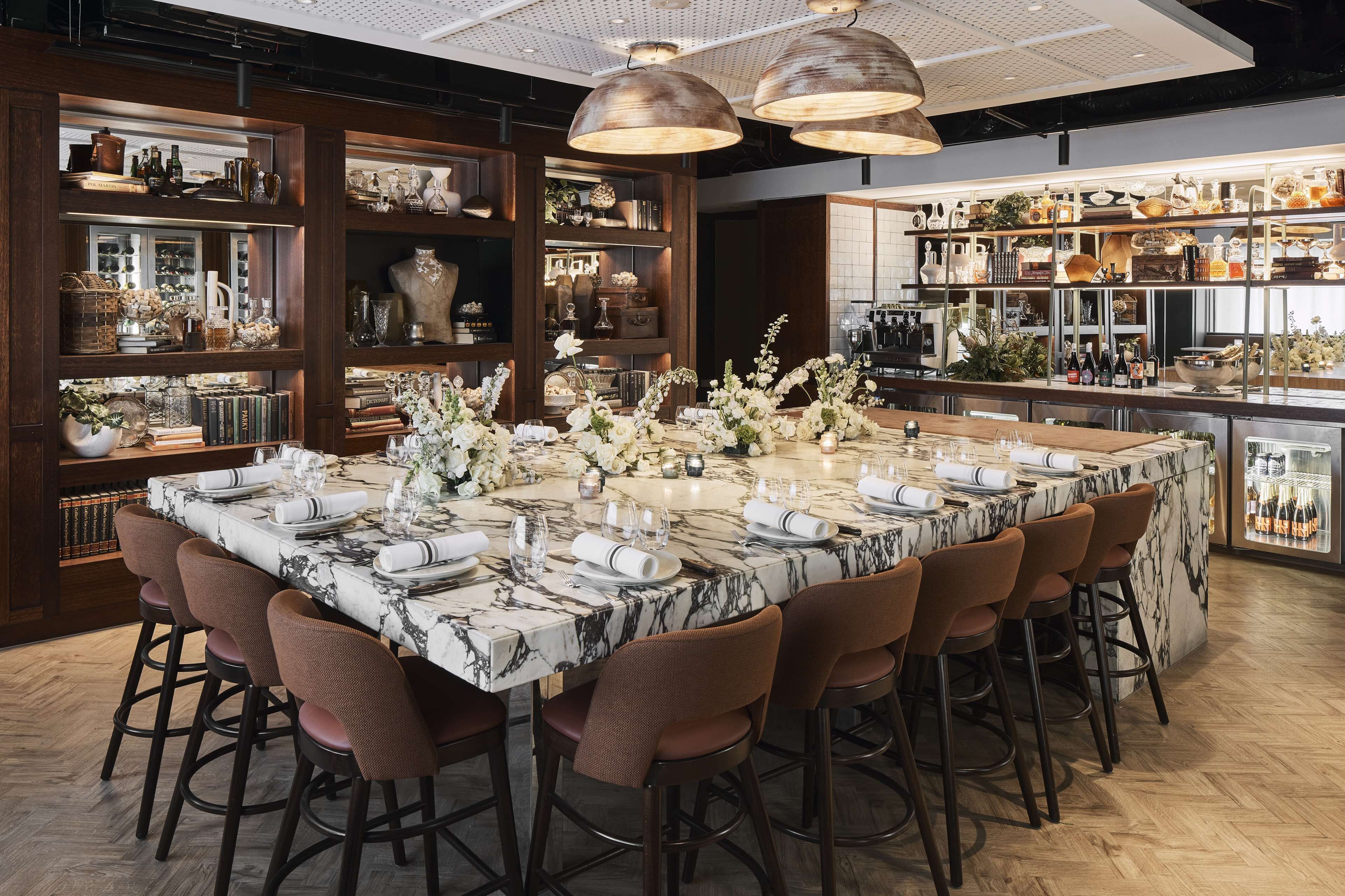 Bar koktail dengan suguhan santap malam alfresco, buka setiap hari