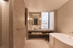 Rydges Corner King | Bathroom | Shower, hydromassage showerhead, designer toiletries, hair dryer - Rydges Melbourne (Melbourne)