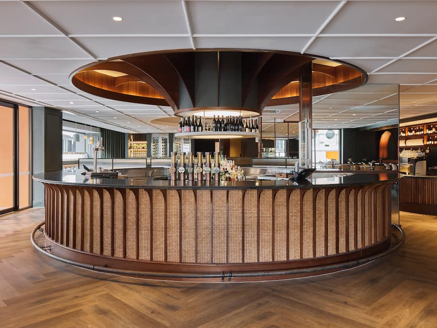 Bar de cocktails, con mesas al aire libre, abre todos los días