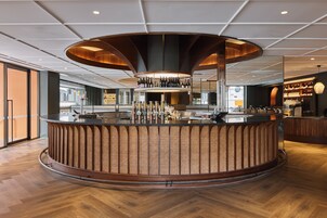Cocktail bar, alfresco dining, open daily