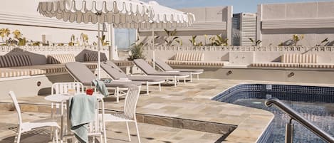 Una piscina al aire libre (de 09:00 a 17:30), tumbonas