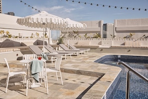 Piscine extérieure, chaises longues