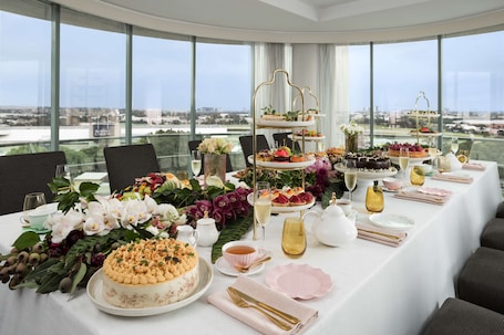 2 restaurants, breakfast, lunch, dinner served; seafood