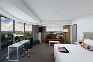 Panoramic Suite | Minibar, desk, laptop workspace, blackout curtains