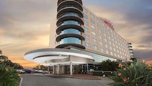 Un hotel de varios pisos con una entrada curva y un llamativo letrero de 'Marriott'.
