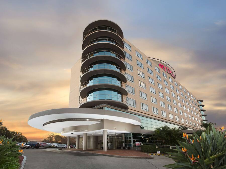 Un hotel de varios pisos con una entrada curva y un llamativo letrero de 'Marriott'.