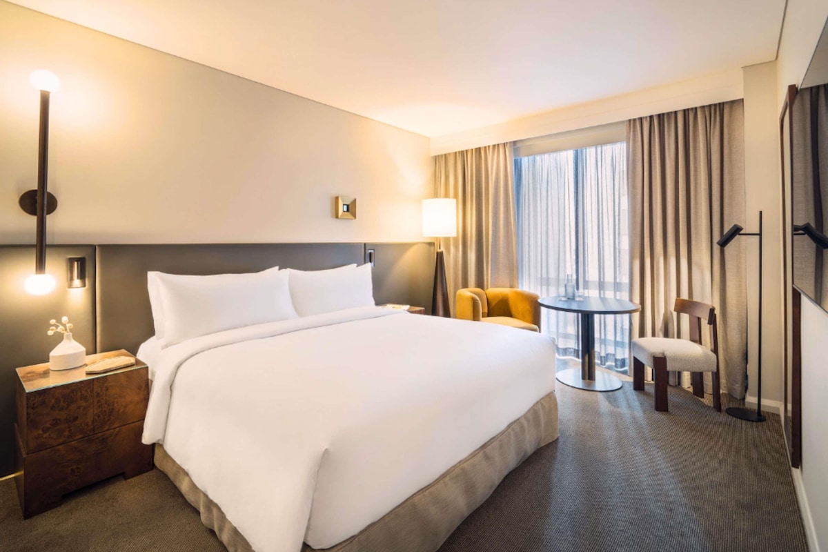 Classic Room, 1 King Bed | Premium bedding, minibar, in-room safe, desk