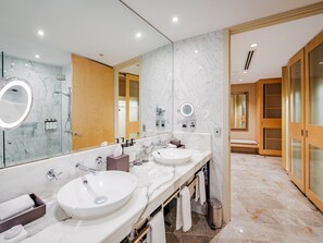 Suite Club, 1 cama de matrimonio grande | Baño | Ducha, artículos de higiene personal ecológicos y secador de pelo