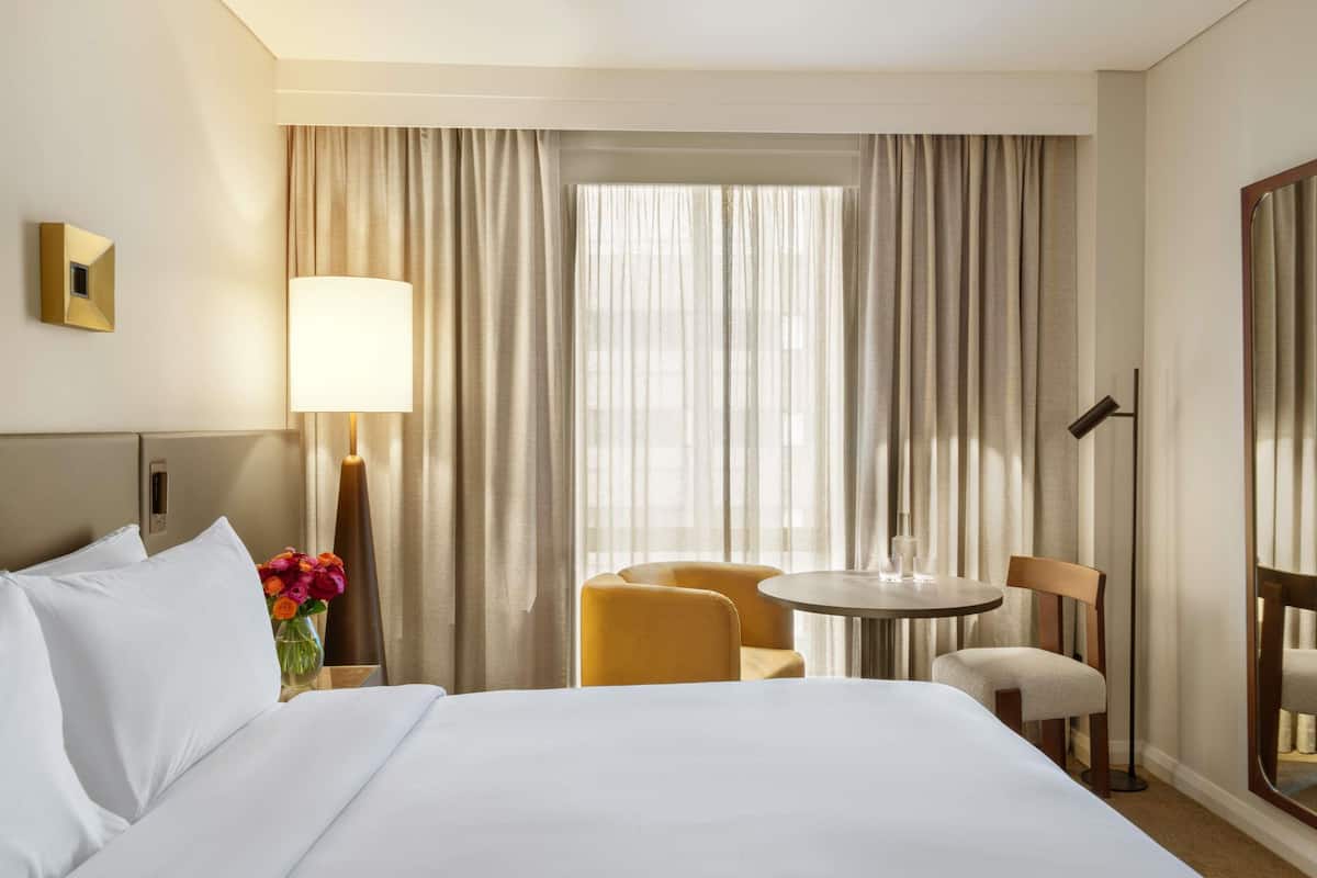 Rom – classic, 1 kingsize-seng, byutsikt | Sengetøy av topp kvalitet, minibar, safe på rommet og skrivebord