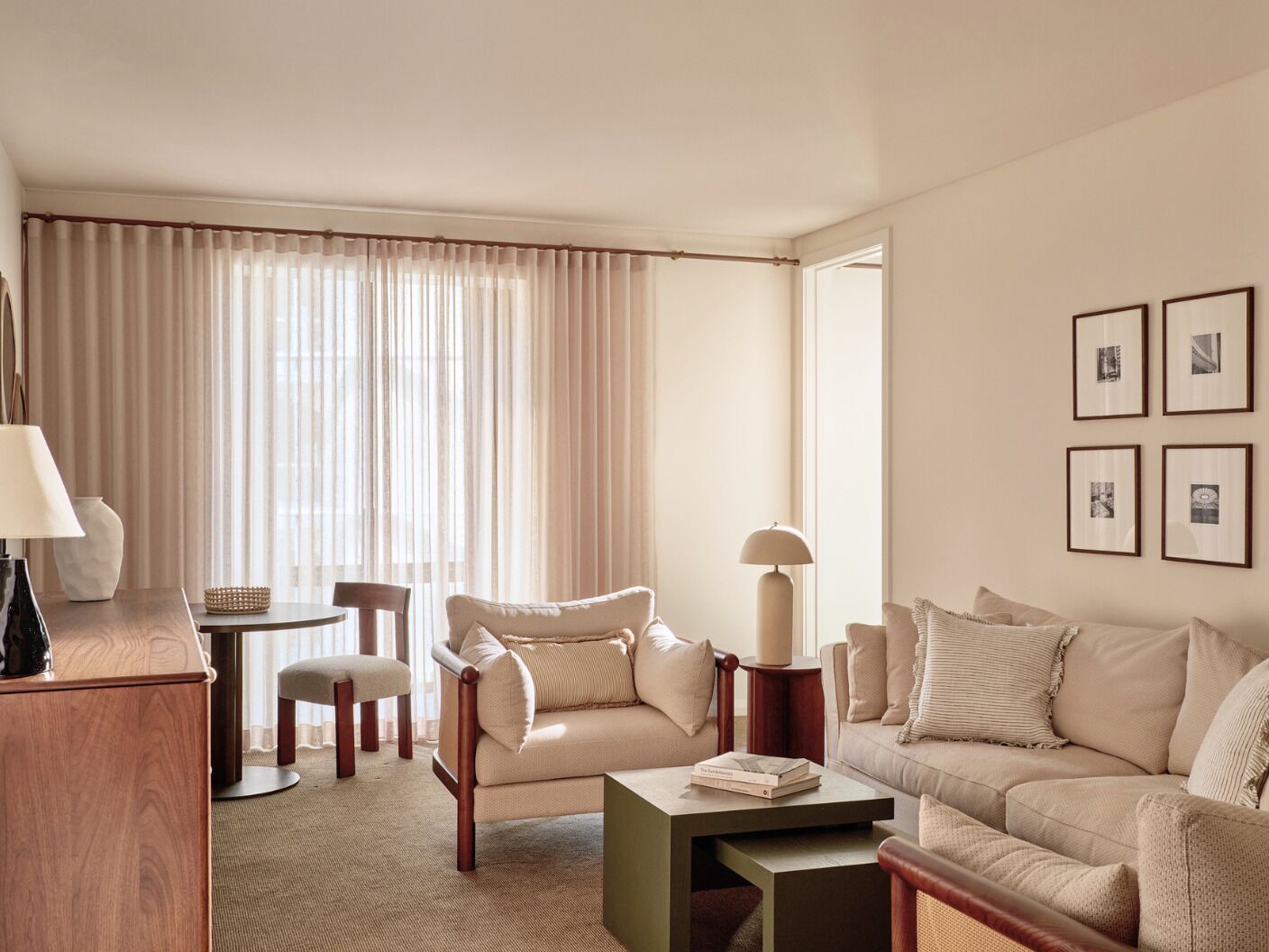 PRESTIGE SUITE, Club Sofitel Access, 1 King Siz e Bed, Separate Living Room | Living room