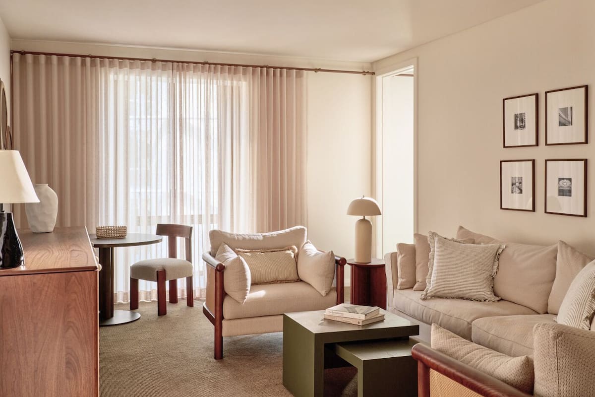 PRESTIGE SUITE, Club Sofitel Access, 1 King Siz e Bed, Separate Living Room | Living room