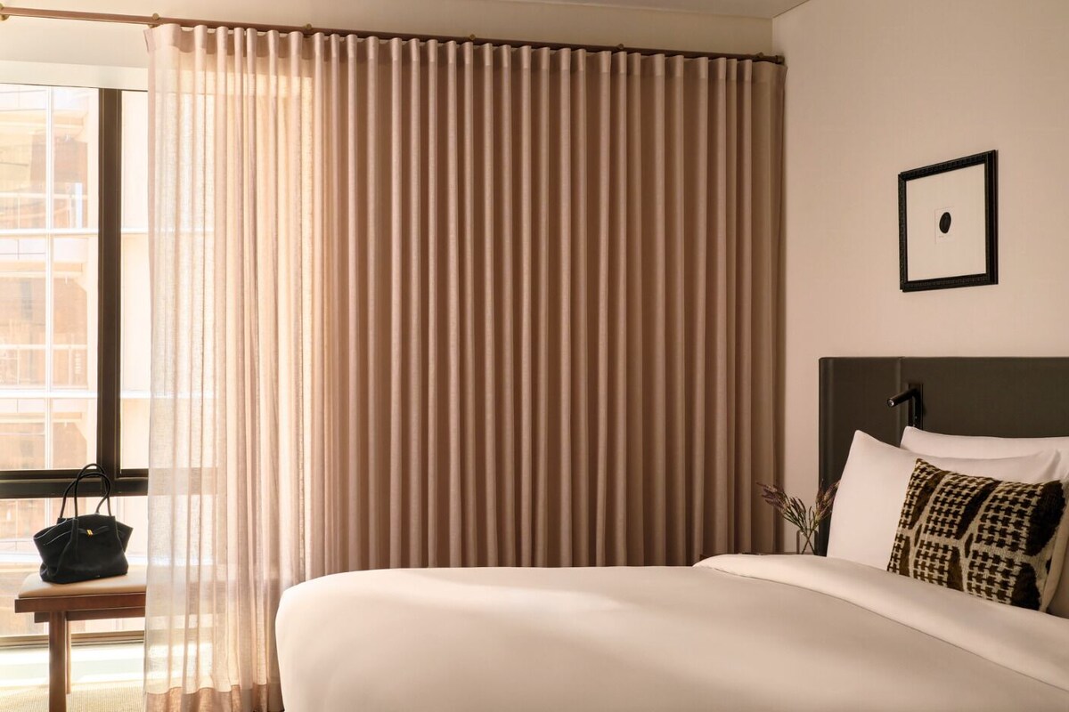 Suite | Seprai premium, minibar, brankas, dan meja kerja