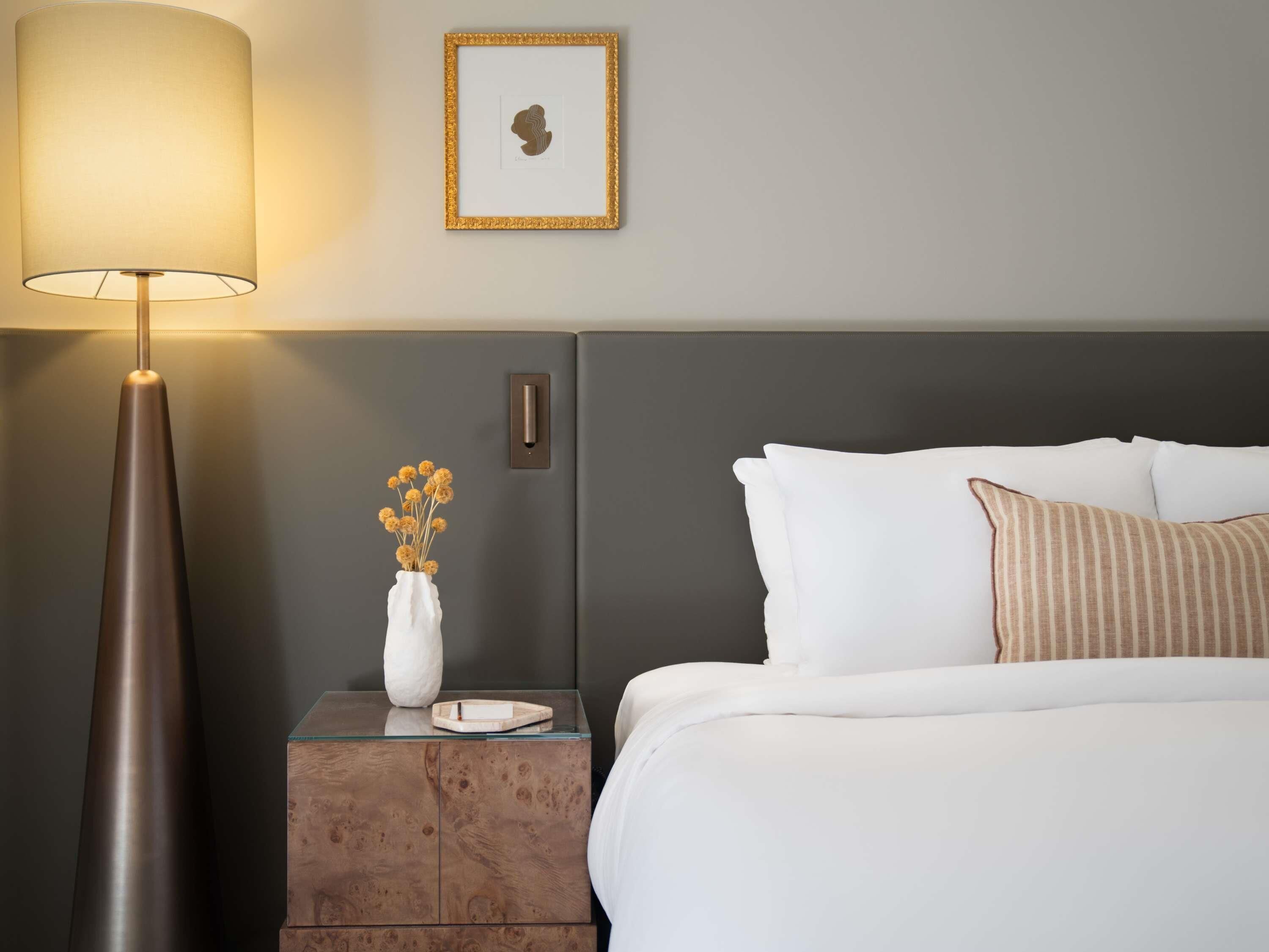 Sengetøy av topp kvalitet, minibar, safe på rommet og skrivebord