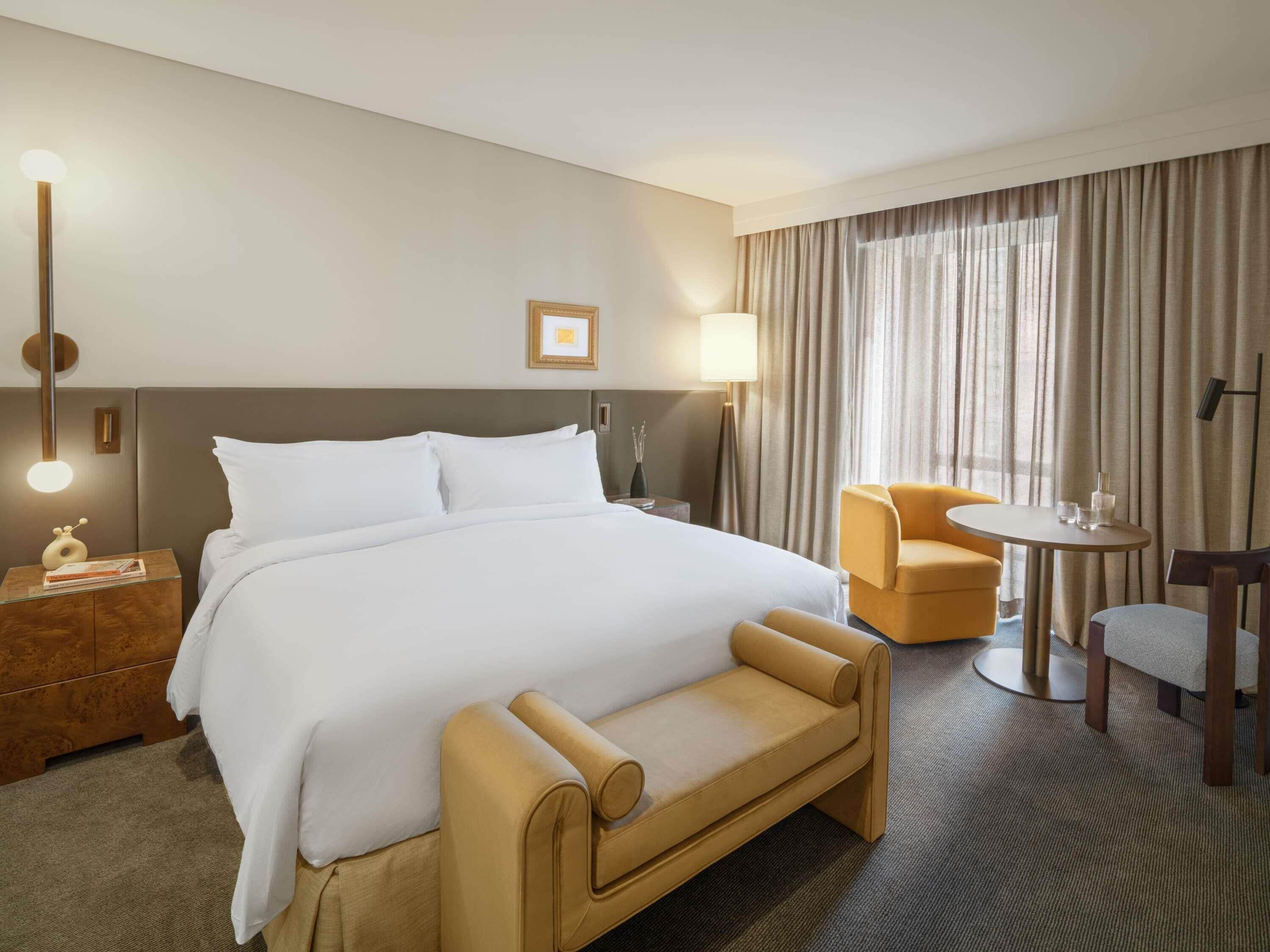 Luksusrom, 1 kingsize-seng (Club Sofitel Access) | Sengetøy av topp kvalitet, minibar, safe på rommet og skrivebord