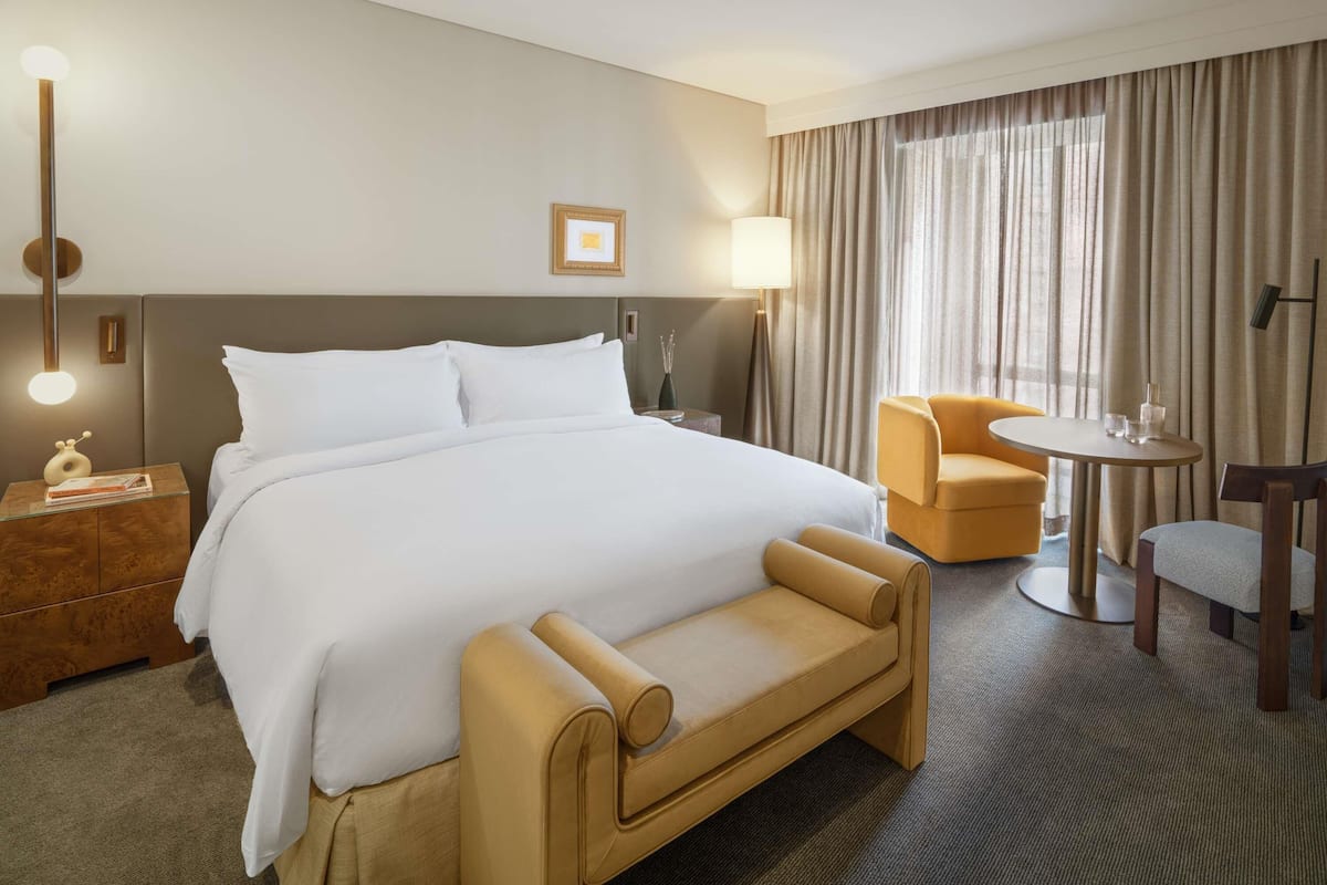 Luksusrom, 1 kingsize-seng (Club Sofitel Access) | Sengetøy av topp kvalitet, minibar, safe på rommet og skrivebord