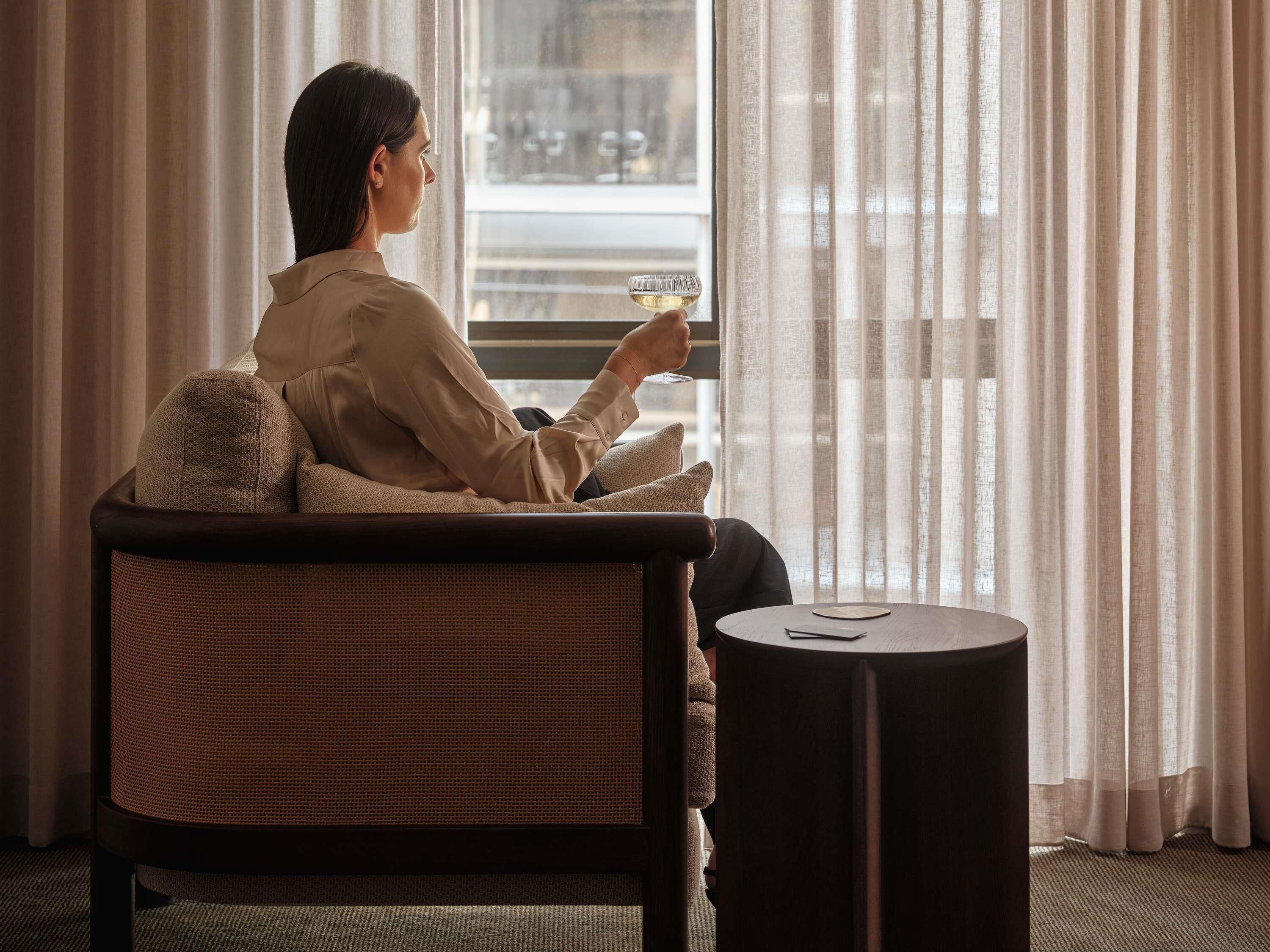 PRESTIGE SUITE, Club Sofitel Access, 1 King Siz e Bed, Separate Living Room | Literie de qualité, minibar, coffre-fort pour ordinateur portable