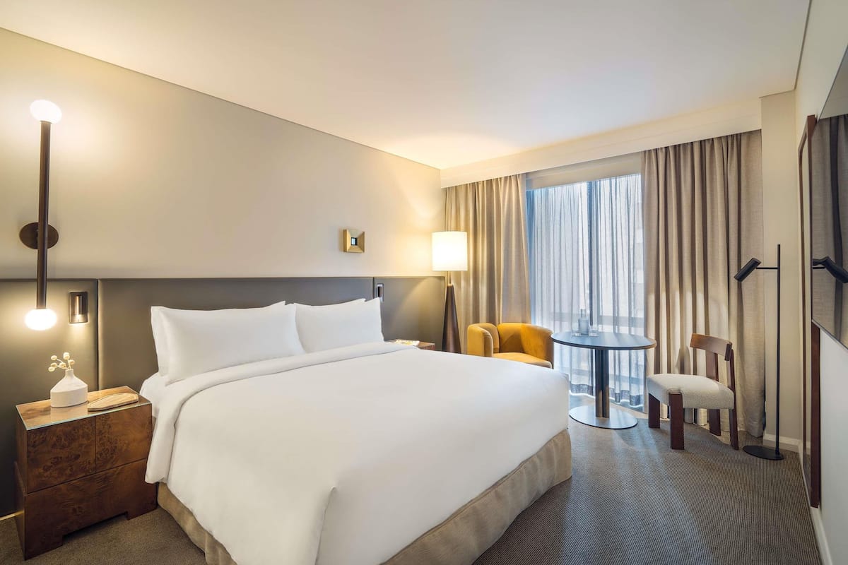 Classic-rum - 1 kingsize-säng - utsikt mot staden | Sängtillbehör av högsta kvalitet och minibar