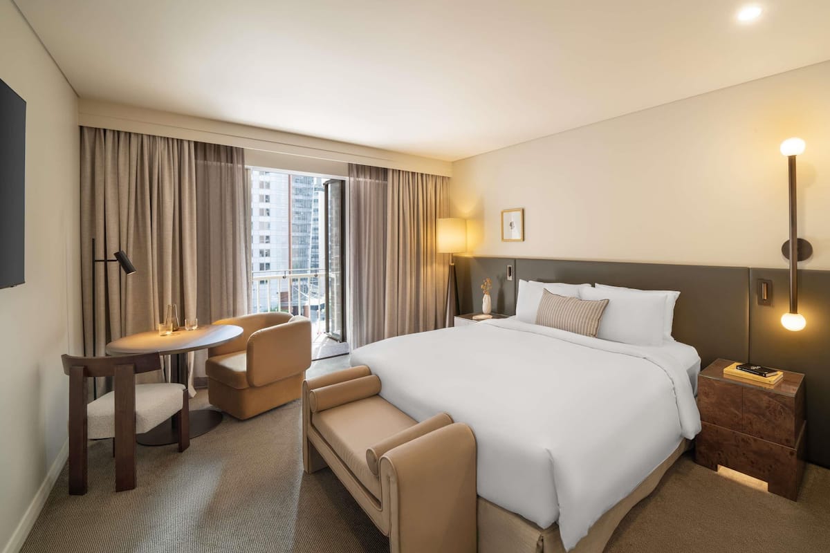 Luksusrom, 1 kingsize-seng (Juliet Balcony) | Sengetøy av topp kvalitet, minibar, safe på rommet og skrivebord