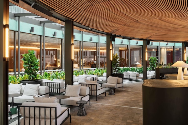 2 bars/lounges