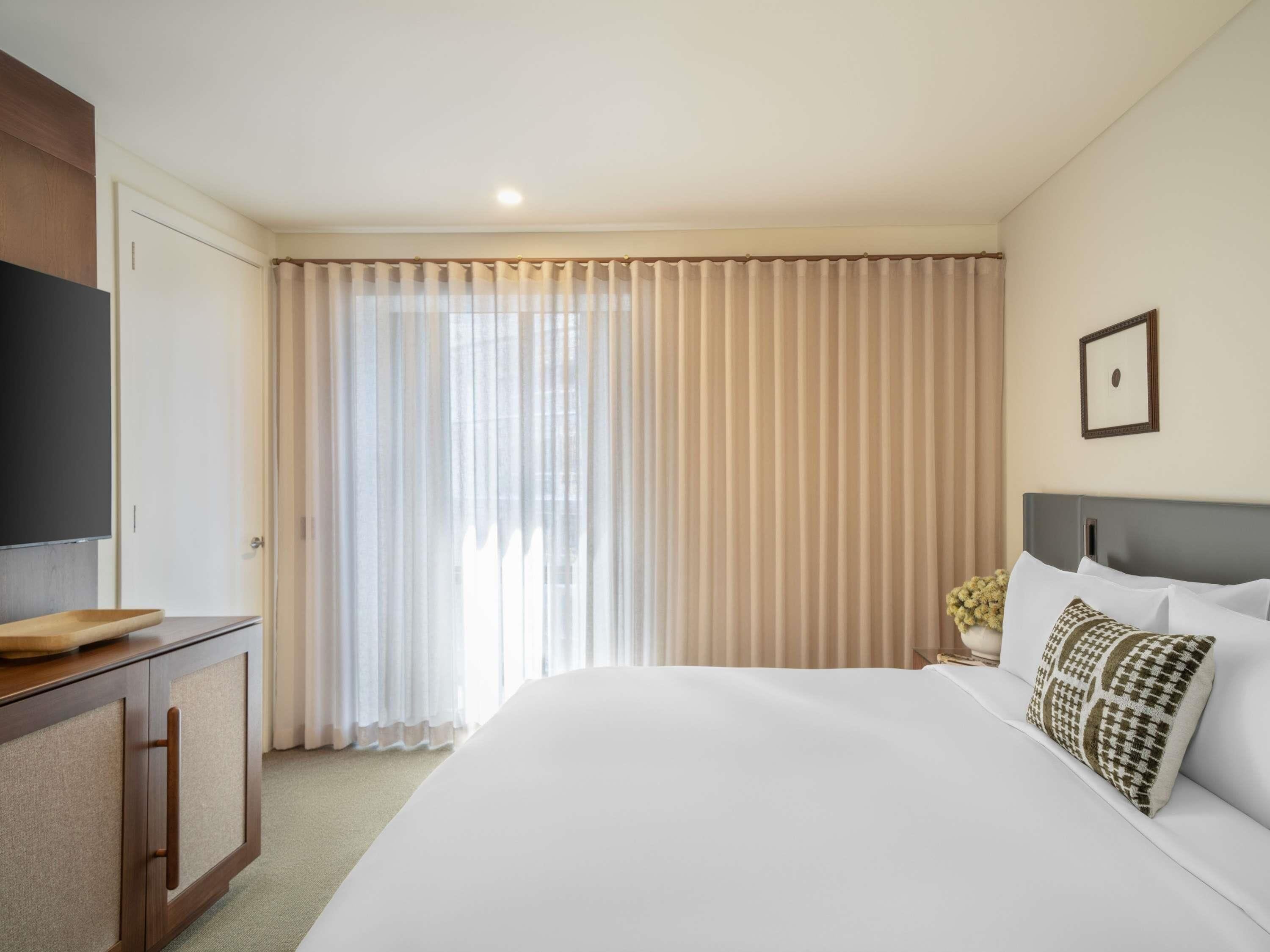 PRESTIGE SUITE, Club Sofitel Access, 1 King Siz e Bed, Separate Living Room