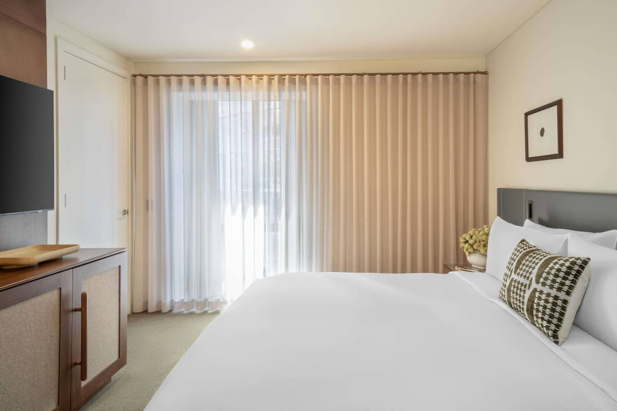 PRESTIGE SUITE, Club Sofitel Access, 1 King Siz e Bed, Separate Living Room