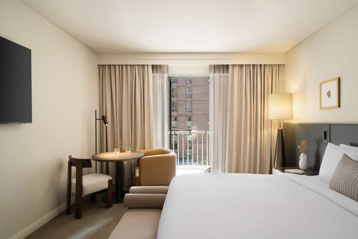 Luxury Room, 1 Katil Raja (King) (Juliet Balcony) | 1 bilik tidur, peralatan tempat tidur premium, bar mini