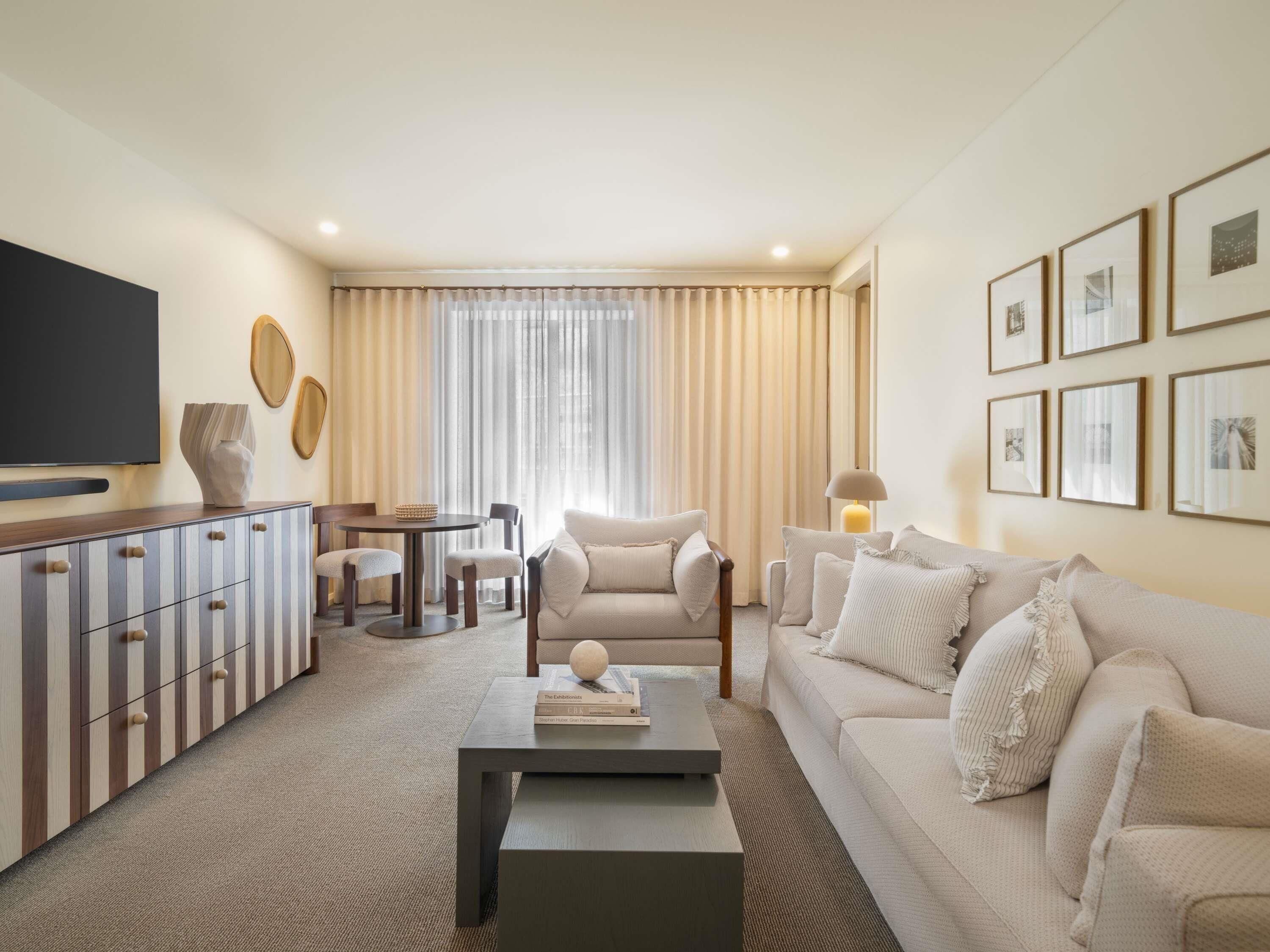 Ropa de cama de alta calidad y minibar 