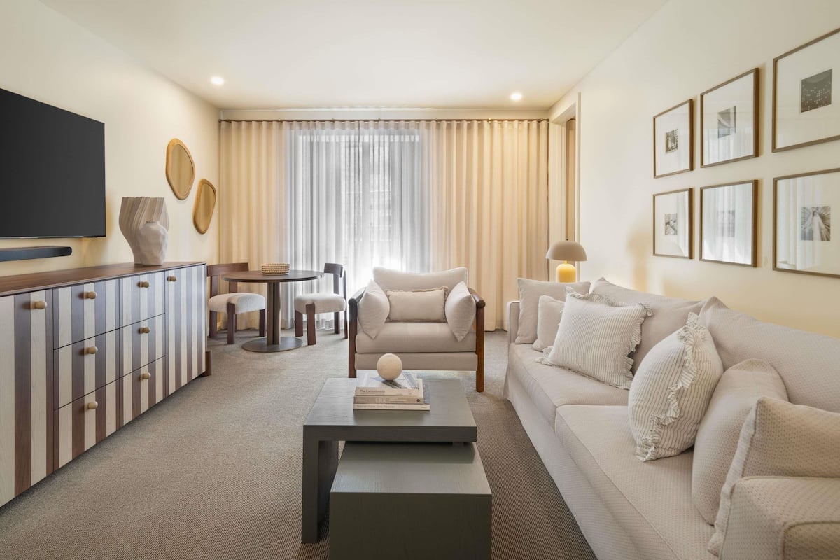 PRESTIGE SUITE, Club Sofitel Access, 1 King Siz e Bed, Separate Living Room | Sängtillbehör av högsta kvalitet och minibar