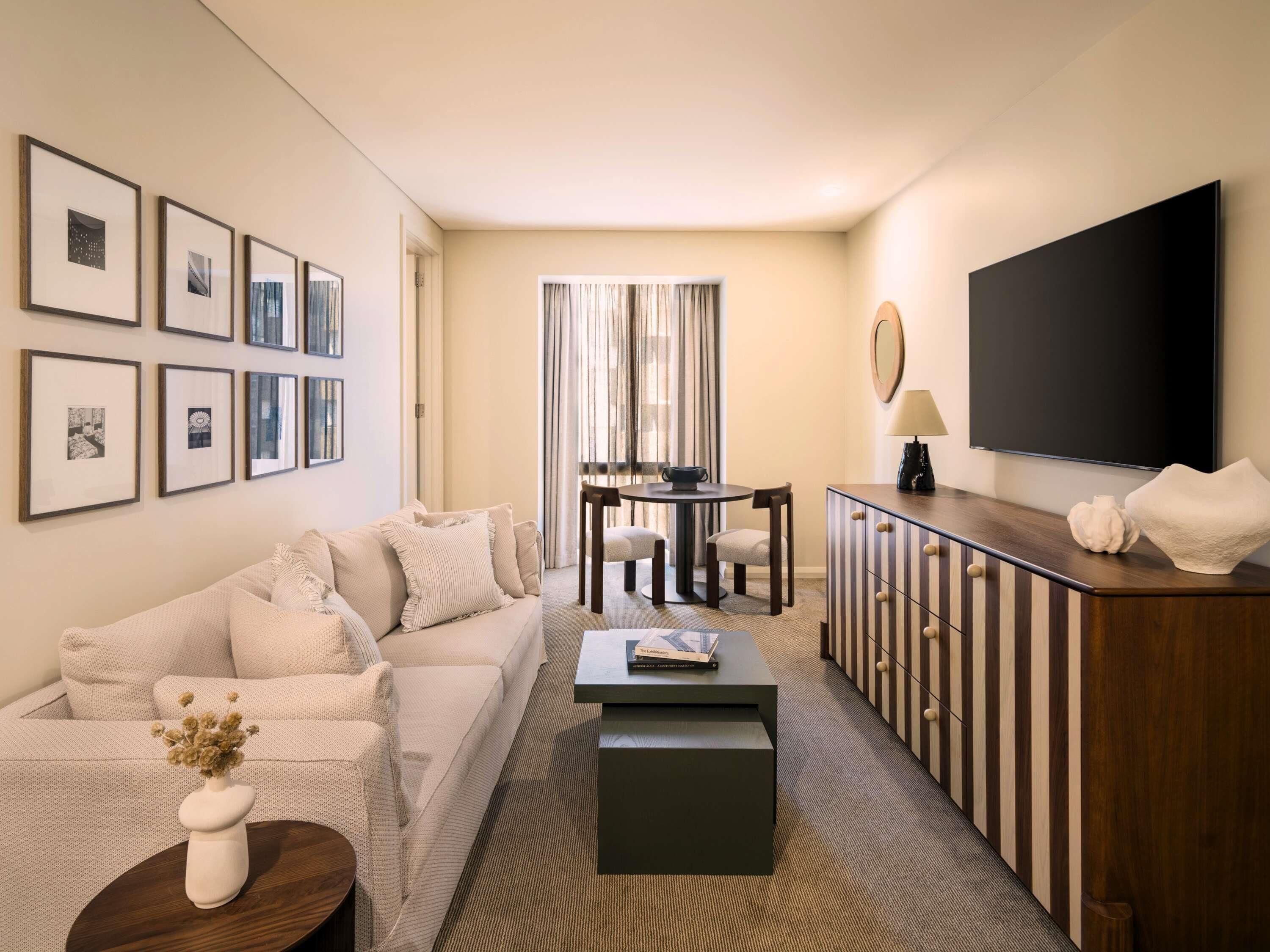 Ropa de cama de alta calidad y minibar 