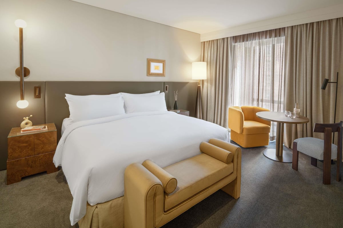 Sengetøy av topp kvalitet, minibar, safe på rommet og skrivebord