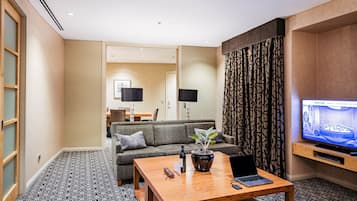 WENTWORTH SUITE, Club Sofitel Access, 1 King Size Bed, Separate Living Room | Living area
