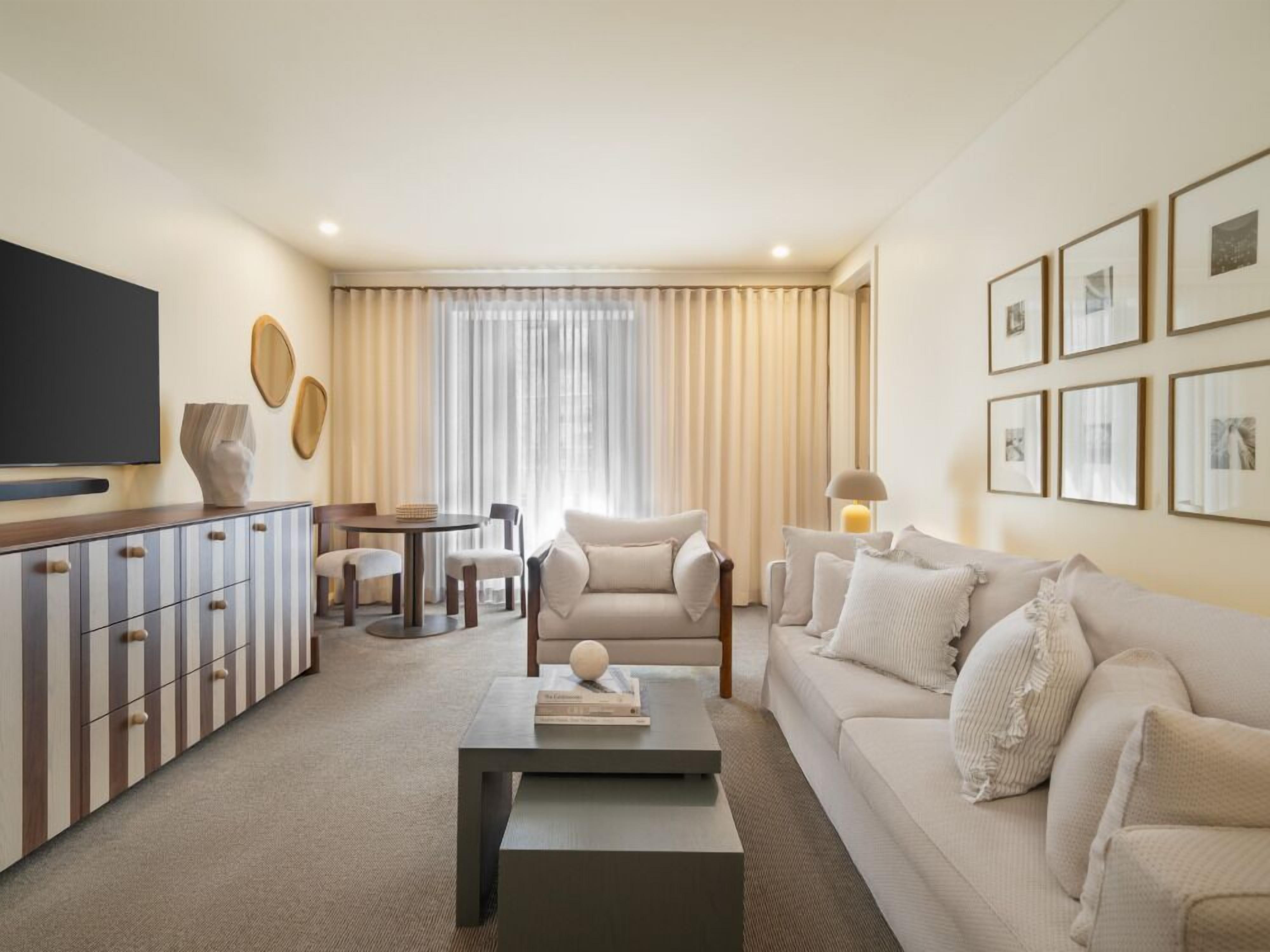 PRESTIGE SUITE, Club Sofitel Access, 1 King Siz e Bed, Separate Living Room | Living room | IPod dock