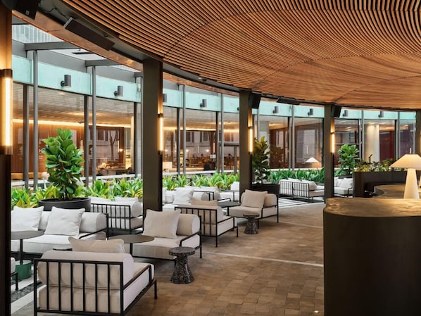 2 bars/lounges