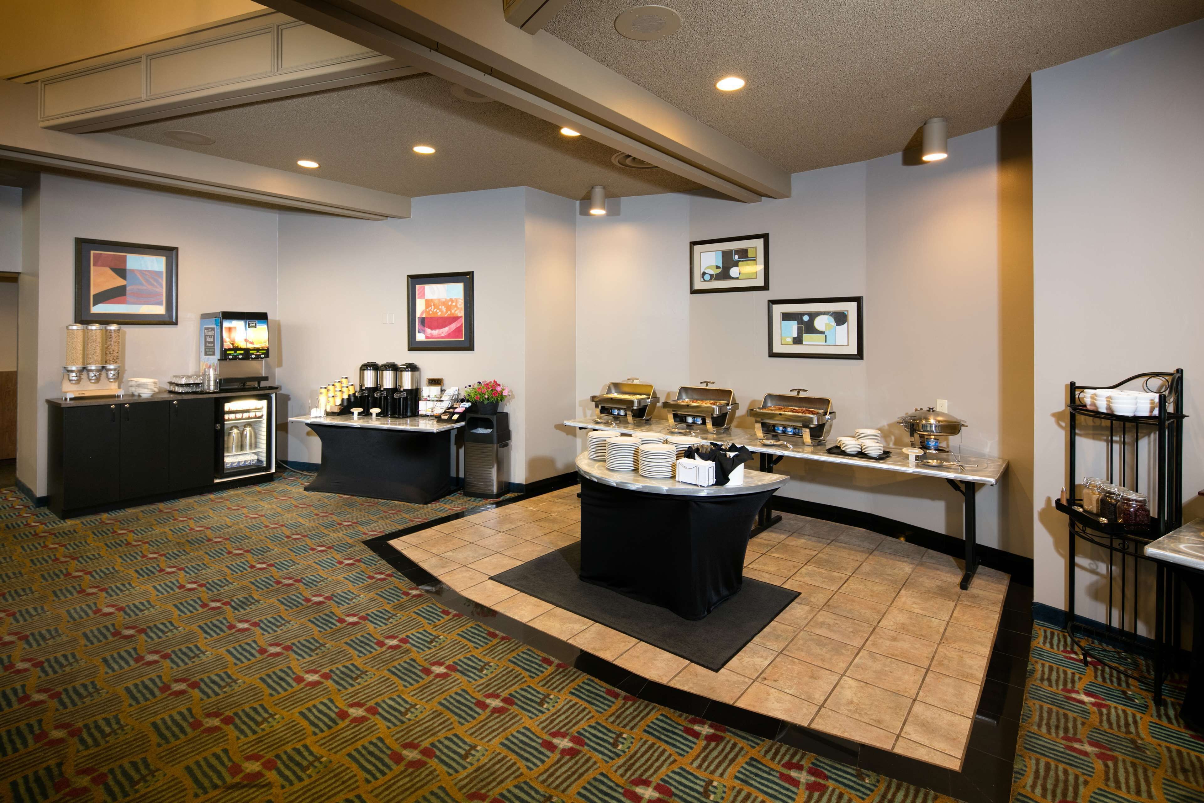 Bữa sáng buffet hàng ngày với phụ phí nhỏ 