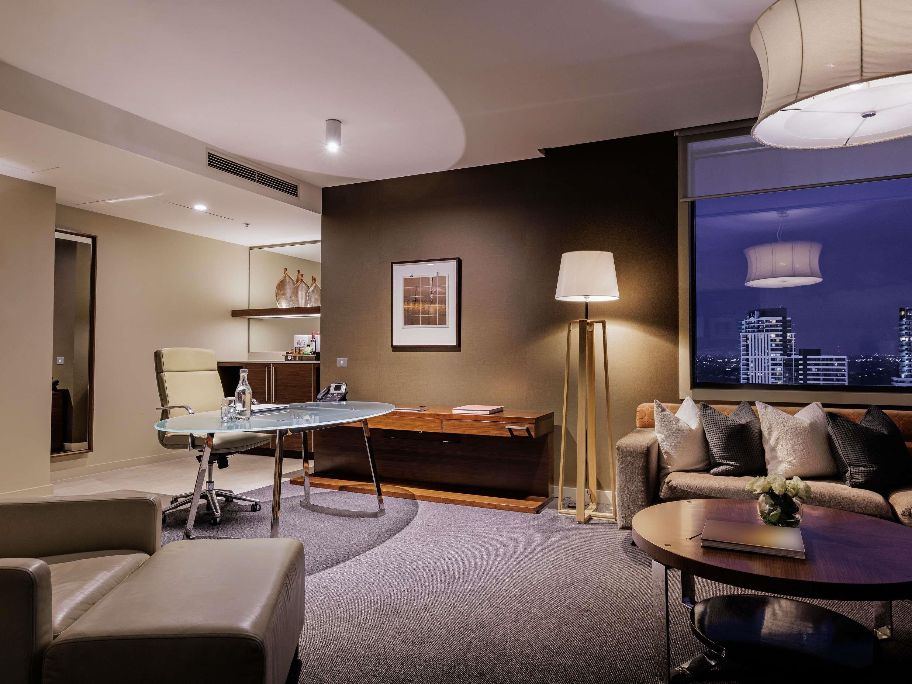 Executive Suite, 1 King Bed, Jetted Tub | Premium bedding, minibar, in-room safe, desk