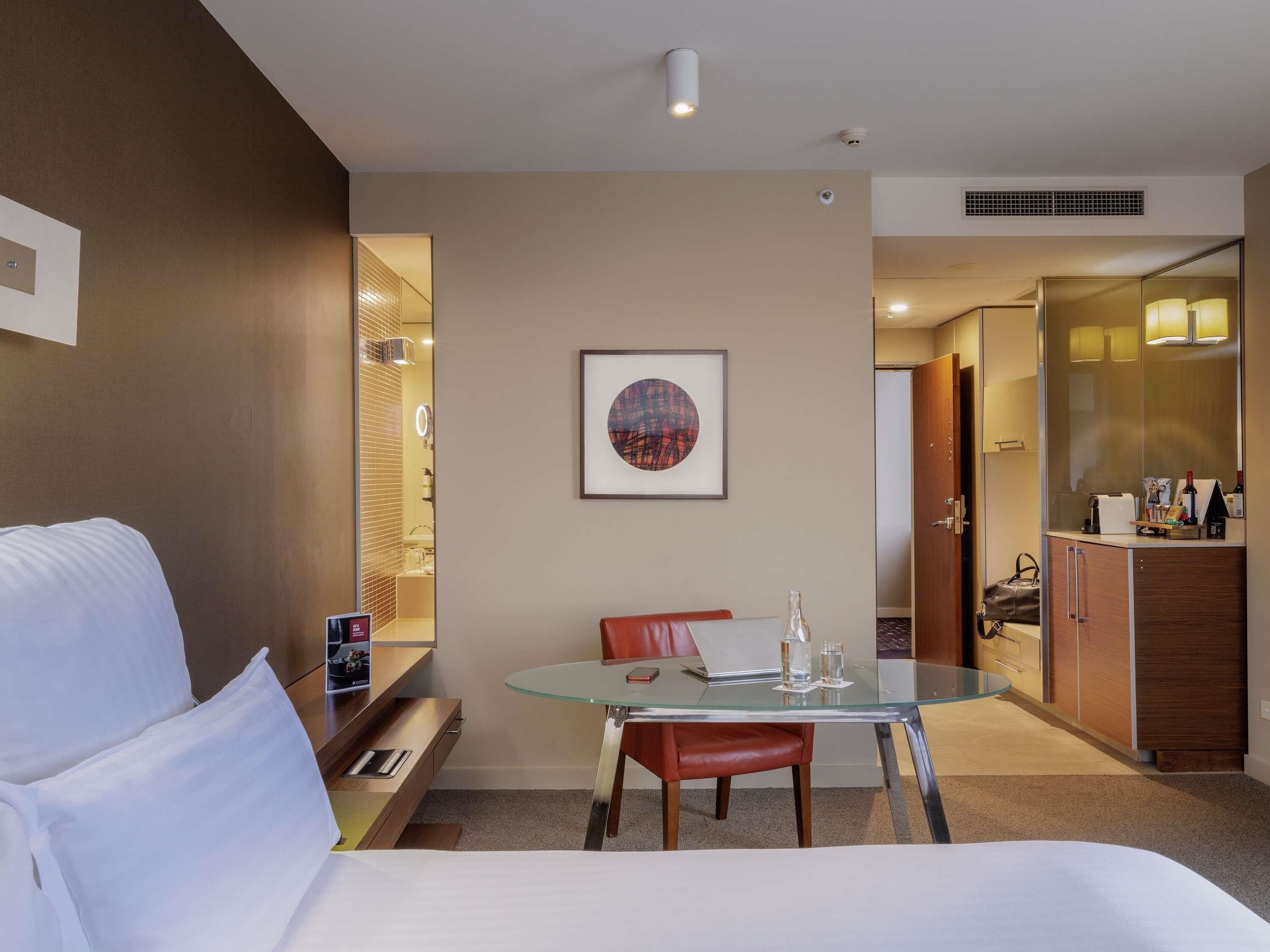 Executive Room, 1 King Bed | Premium bedding, minibar, in-room safe, desk