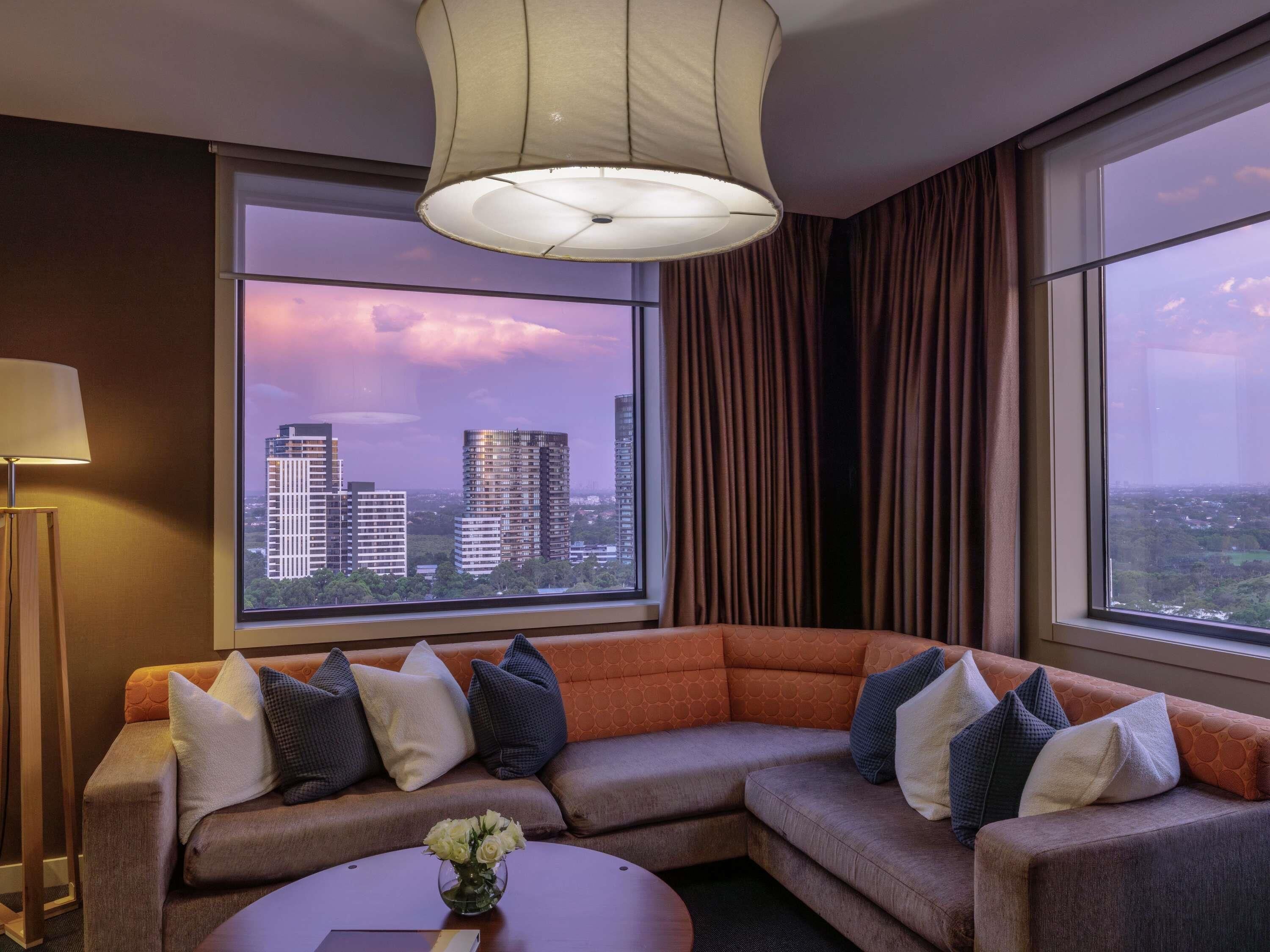 Executive Suite, 1 King Bed, Jetted Tub | Premium bedding, minibar, in-room safe, desk