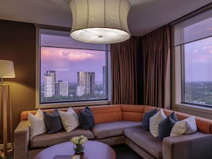 Suite ejecutiva, 1 cama de matrimonio grande, bañera de hidromasaje | Ropa de cama de alta calidad, minibar, caja fuerte y escritorio