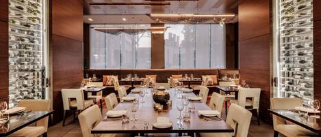 Sarapan, makan tengah hari dan makan malam dihidangkan