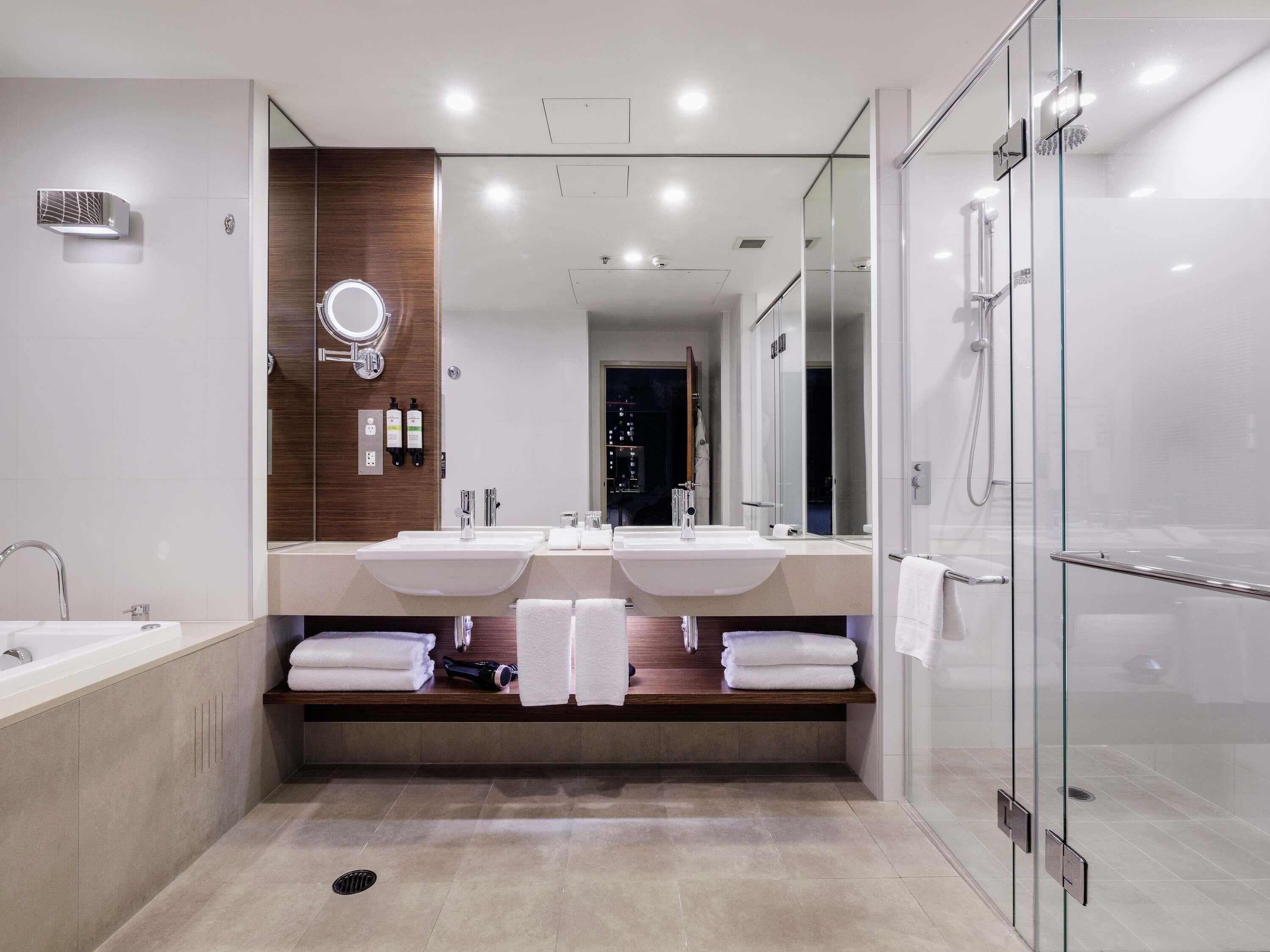 Ropa de cama de alta calidad y minibar 