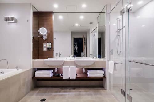 Executive Suite, 1 King Bed, Jetted Tub | Premium bedding, minibar, in-room safe, desk