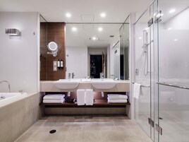 Executive Suite, 1 King Bed, Jetted Tub | Premium bedding, minibar, in-room safe, desk
