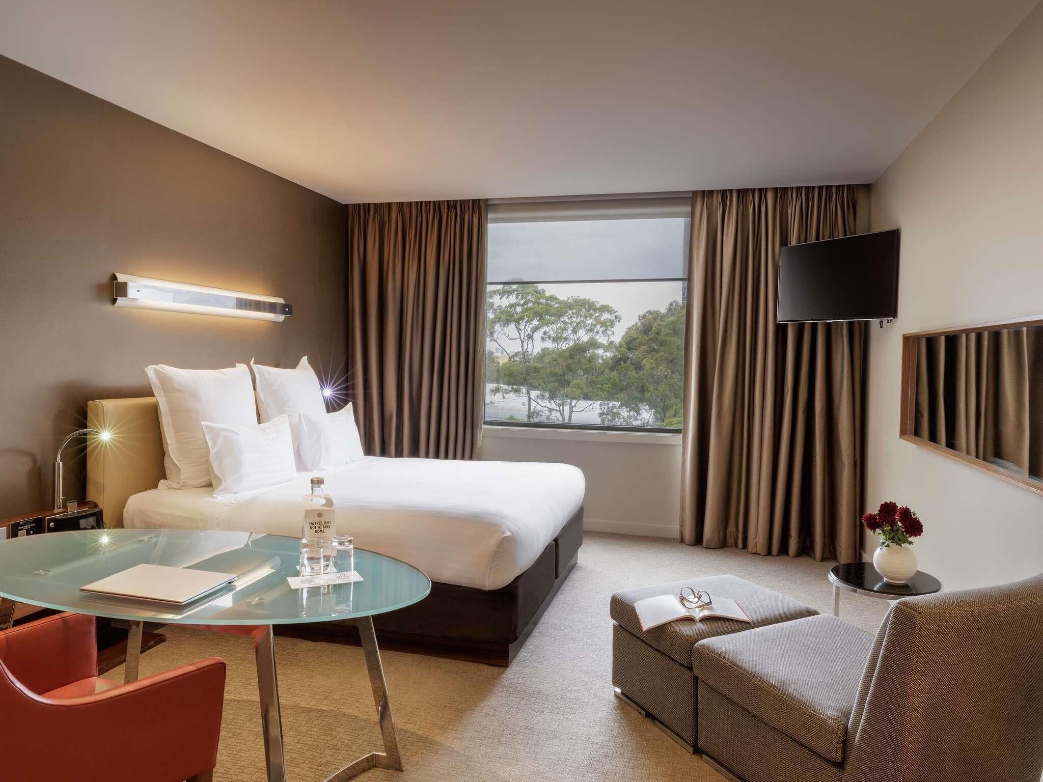 Superior Room, 1 King Bed | Premium bedding, minibar, in-room safe, desk