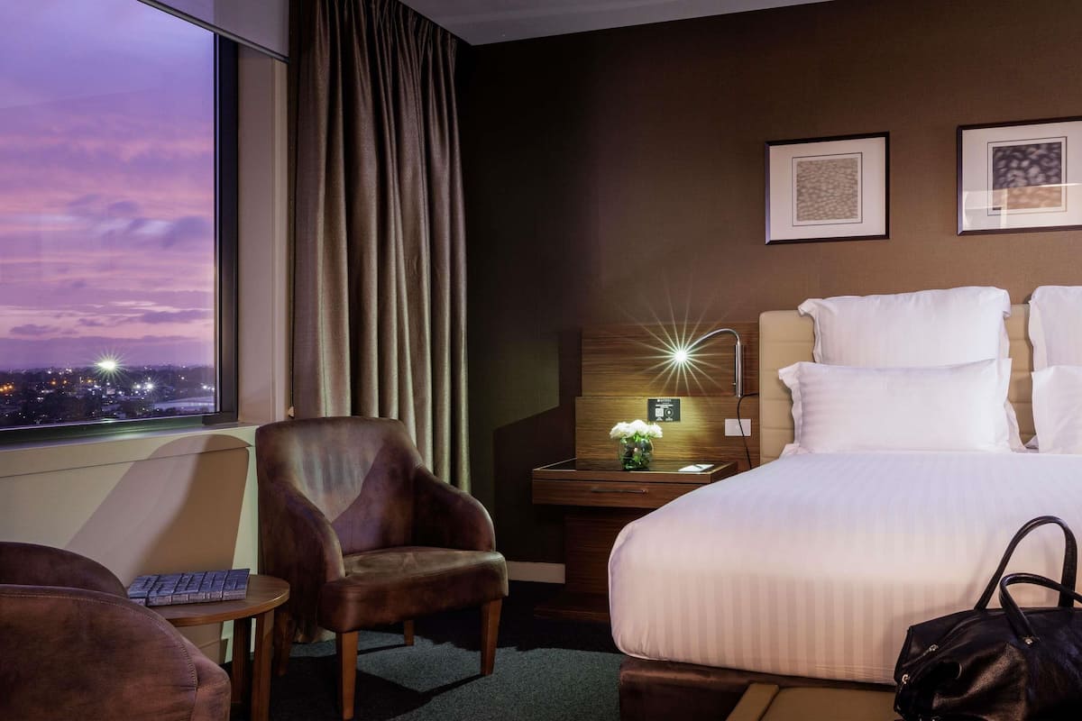 Executive Suite, 1 King Bed, Jetted Tub | Premium bedding, minibar, in-room safe, desk